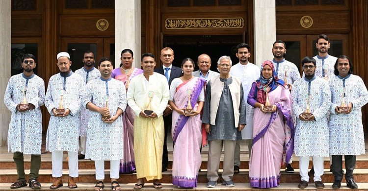 ১২ তরুণকে ‘ইয়ুথ ভলান্টিয়ার অ্যাওয়ার্ড’ প্রদান করলেন প্রধান উপদেষ্টা
